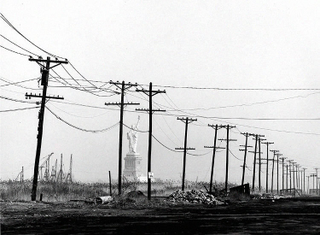 Illustration for article titled Nine Timeless Monuments Photobombed By the Modern Era